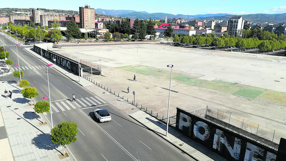 El solar en el que se construirá el centro de especialidades ponferradino. | L.N.C.