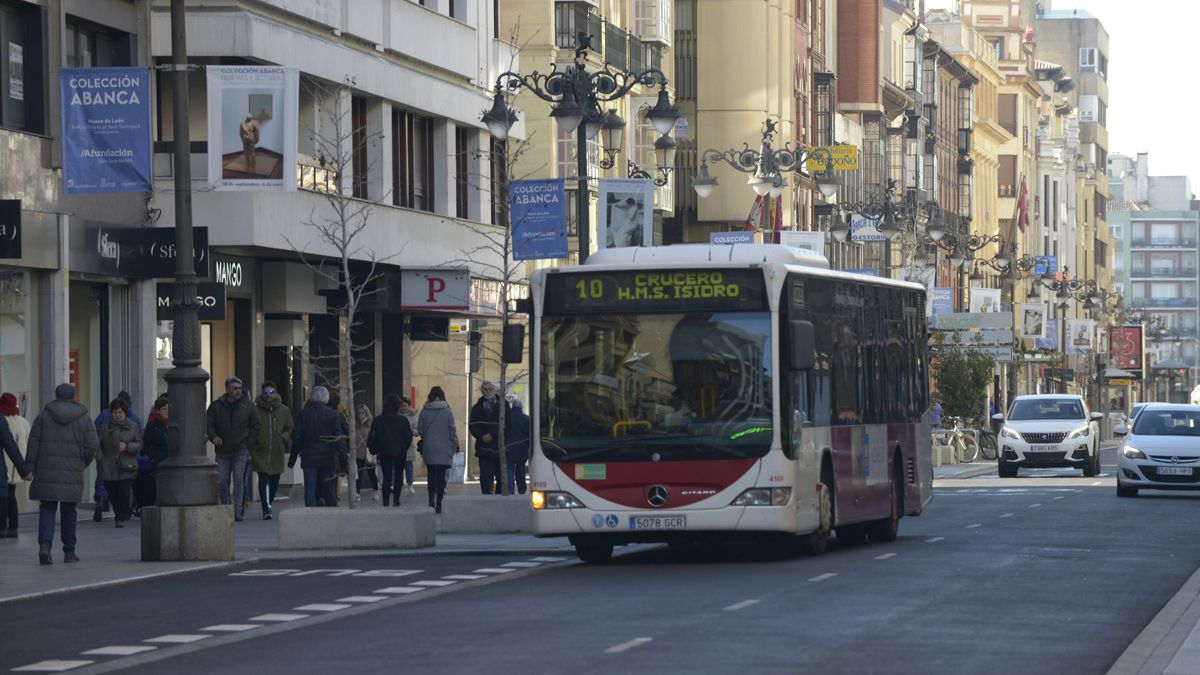 Uno de los autobuses que circulan por Ordoño antes de que se restringiera la circulación a los vehículos particulares. | MAURICIO PEÑA