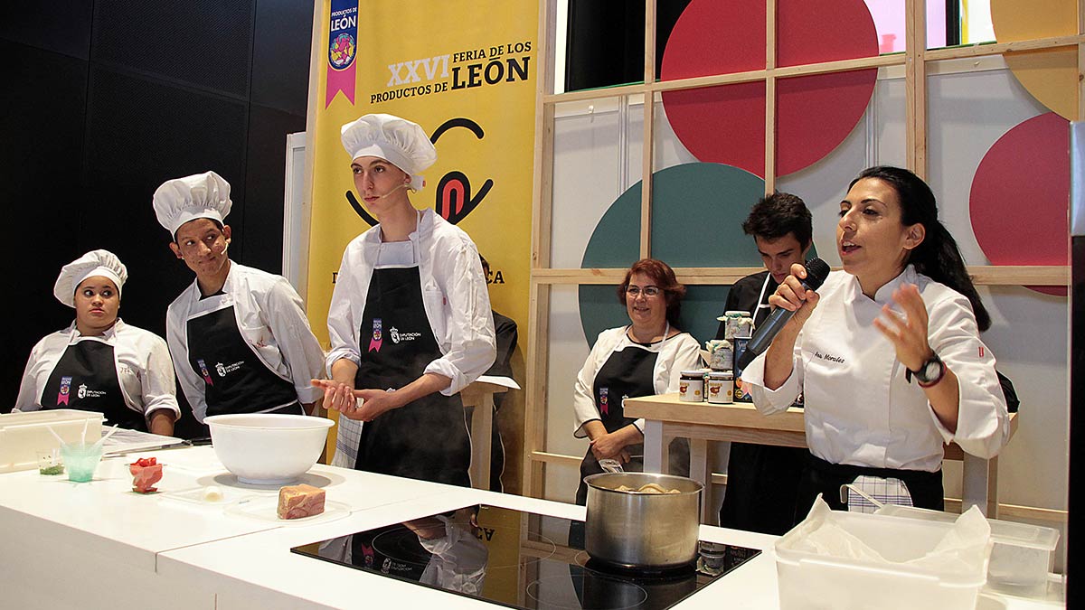 Alumnos de FP de Sahagún, en 'Cocina en vivo' de la Feria de Productos de León. | ICAL