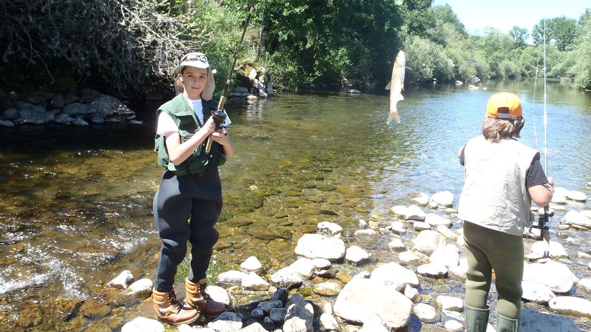 Dos jóvenes pescadores entrenando los lances. | R.P.N.