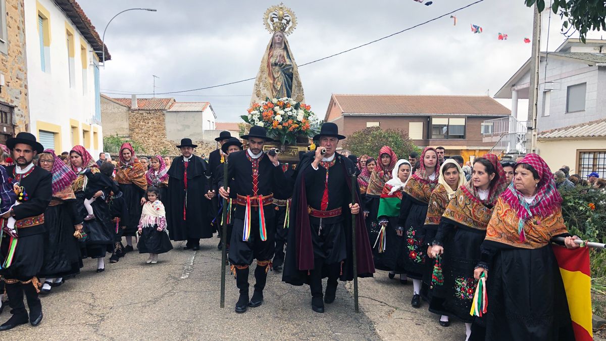 Ataviadas con los trajes maragatos, decenas de personas han acompañado a la Virgen de los Remedios. | P. FERRERO