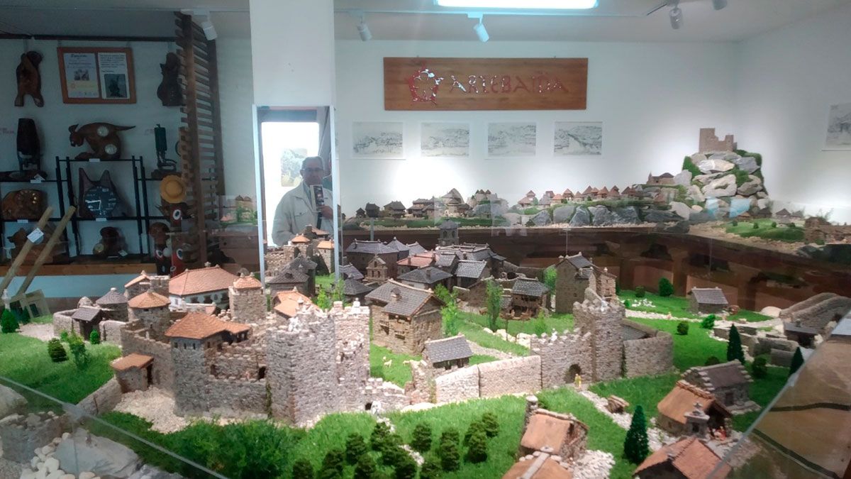 La Ponferrada amurallada recreada en la maqueta de ‘Fico’ que puede verse en Espinoso. | M.I. La Ponferrada amurallada recreada en la maqueta de ‘Fico’ que puede verse en Espinoso. | M.I.