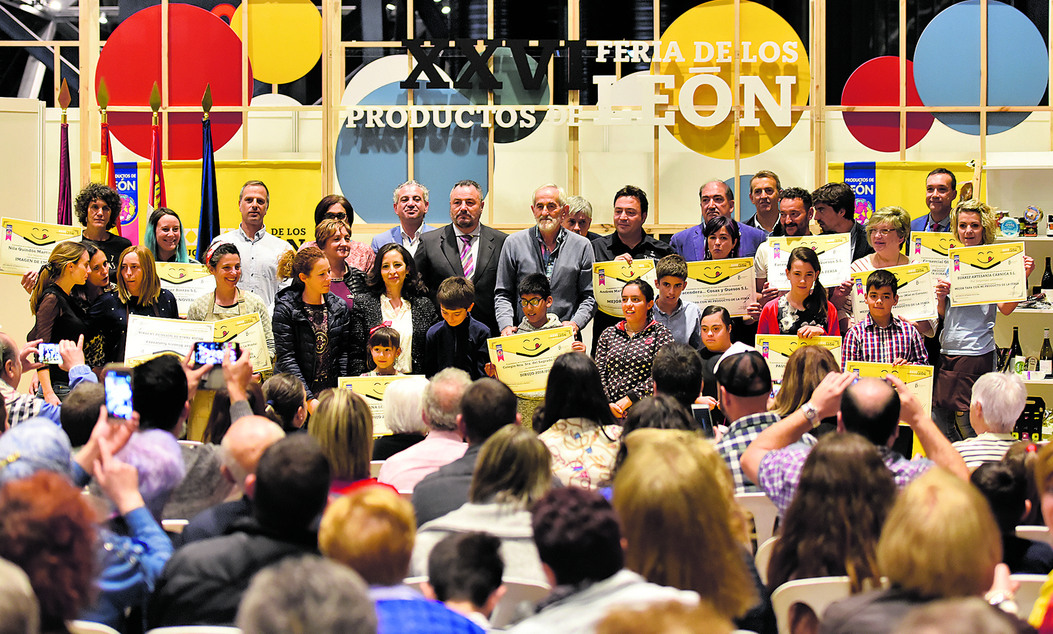 Foto de familia del presidente de la Diputación, Eduardo Morán, con los premiados de la feria. | SAÚL ARÉN