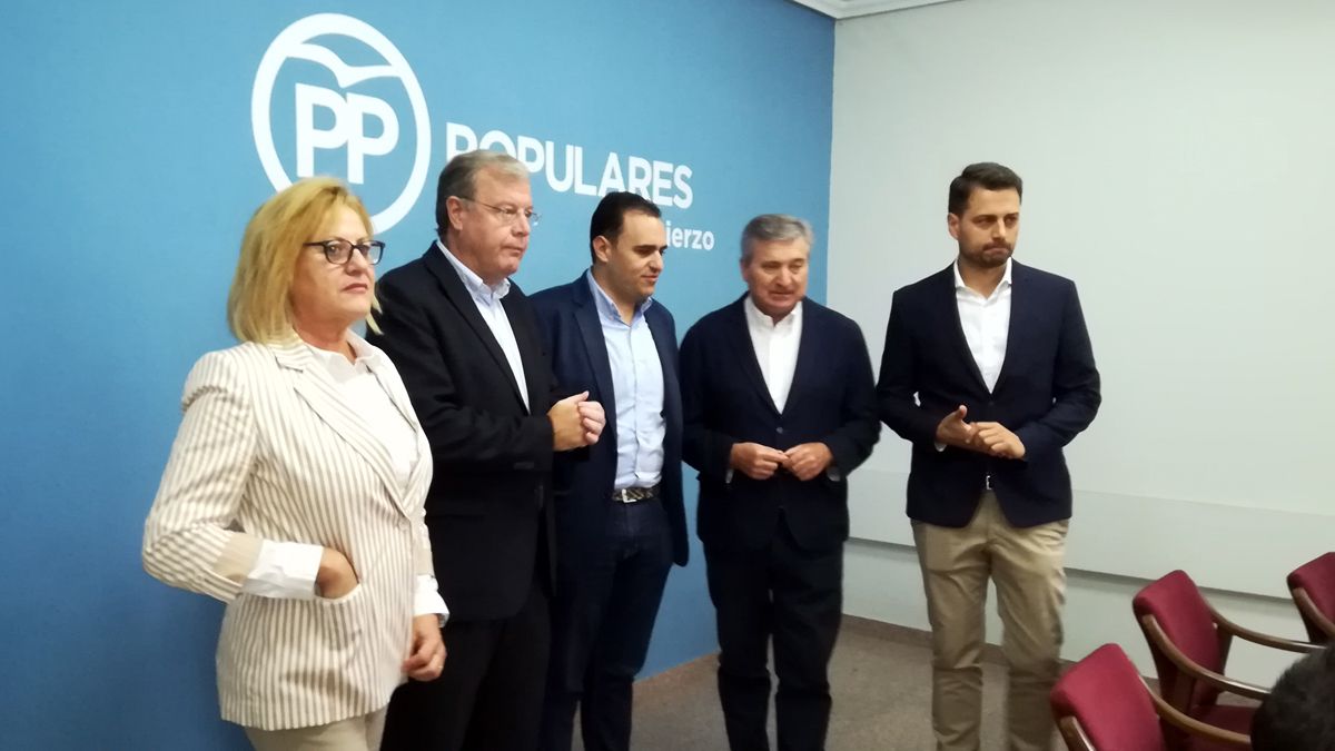 Los candidatos populares, junto al coordinador de la campaña en el Bierzo, Raúl Valcarce. | D.M. Los candidatos populares, junto al coordinador de la campaña en el Bierzo, Raúl Valcarce. | D.M.