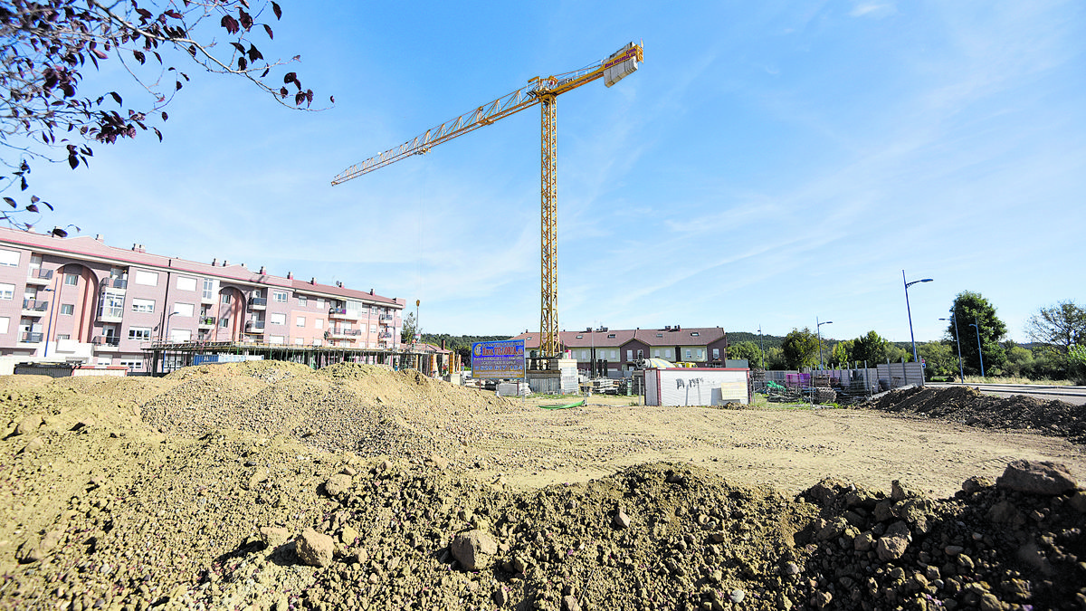 El nuevo bloque de edificios ya se está construyendo en Villaobispo. | SAÚL ARÉN