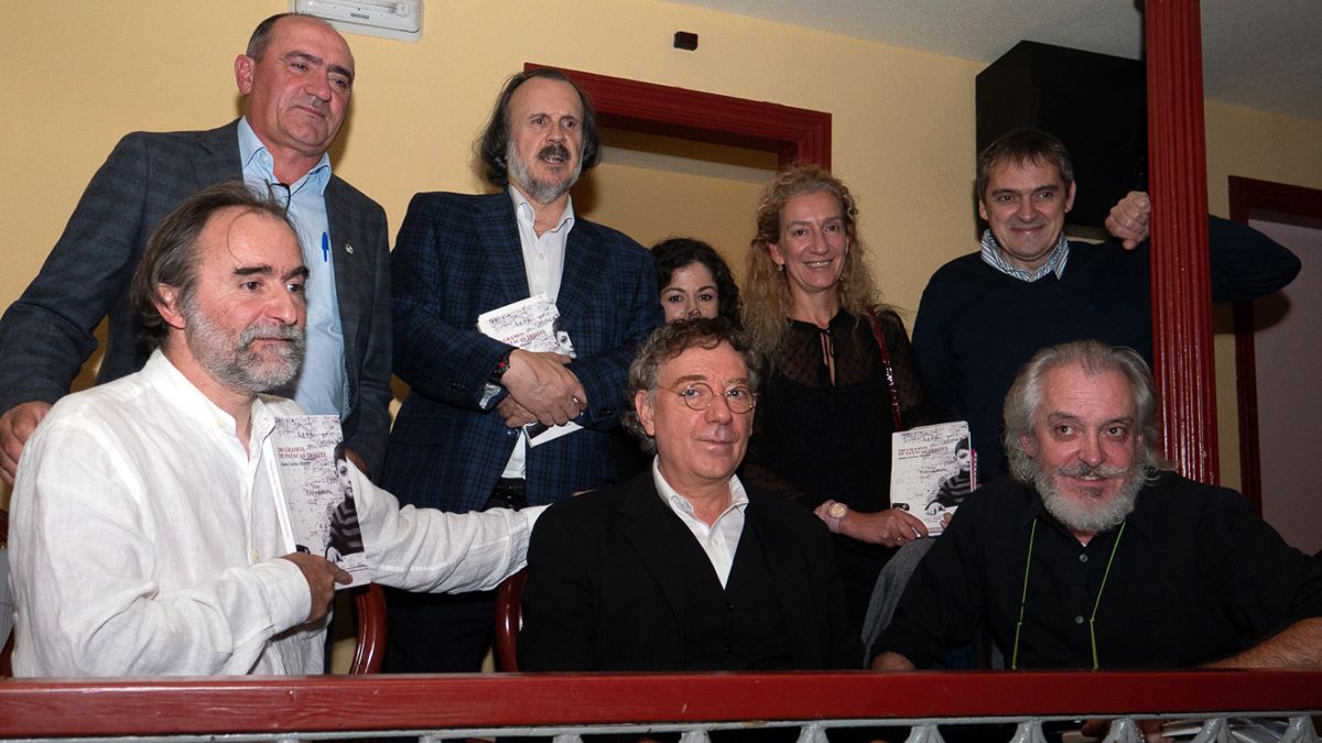 Mestre y amigos, en la celebración del acto en el teatro Villafranquino Gil y Carrasco. | V.G.