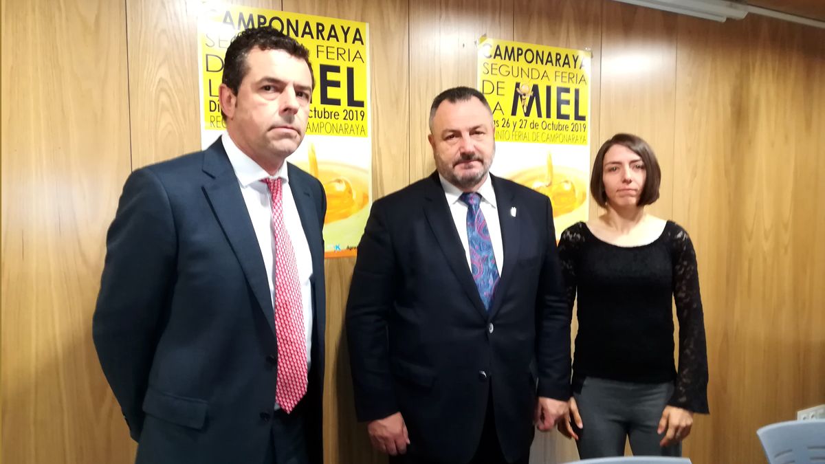 Rueda de prensa de presentación de la Feria, con javier Morán y Eduardo Morán, junto a una  apicultora de la cooperativa. | D.M.