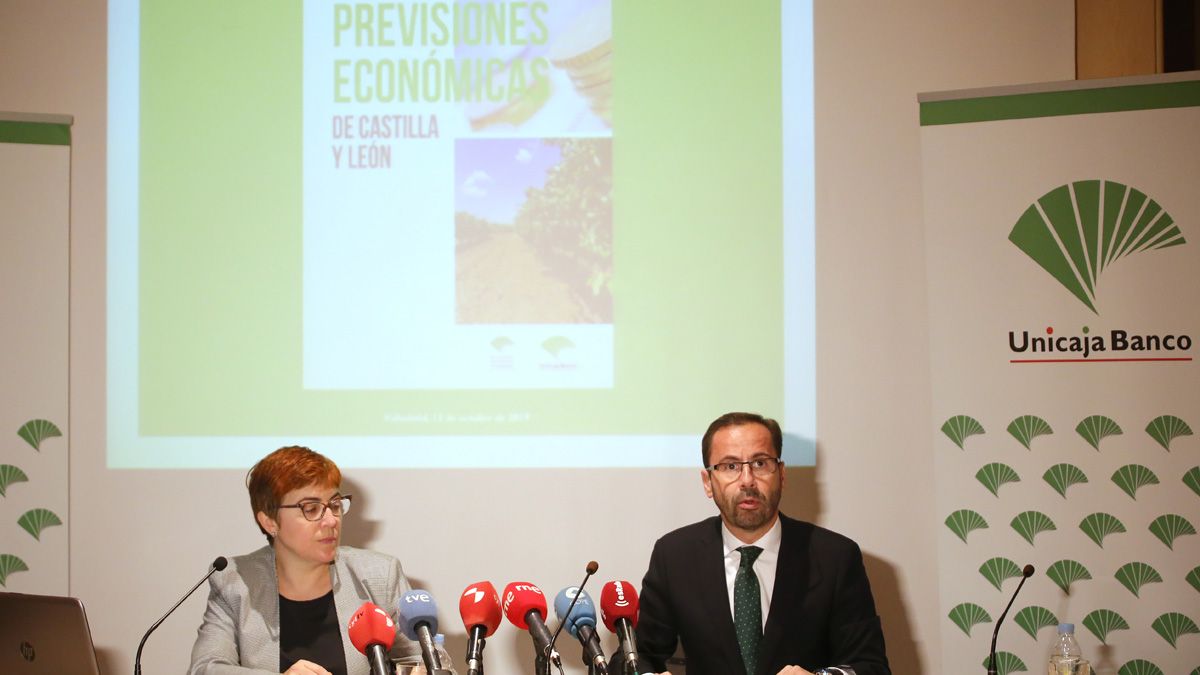 Felisa Becerra y Alberto López han presentado en Valladolid el último informe de Unicaja. | ICAL