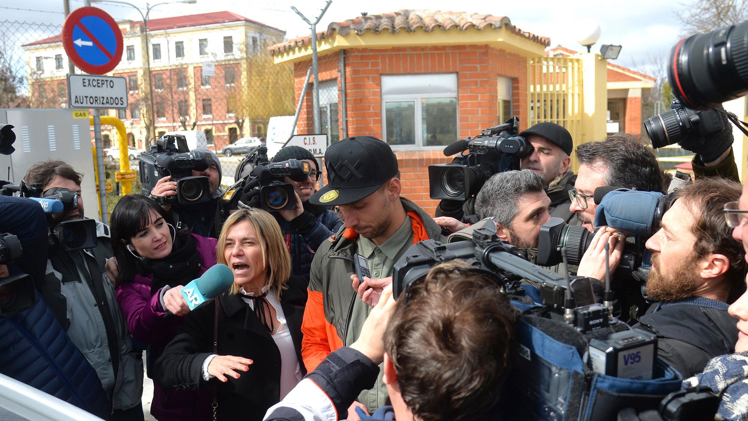 Salida de unos de los jugadores de la Arandina imputado por agresión sexual de la carcel de Burgos. | ICAL