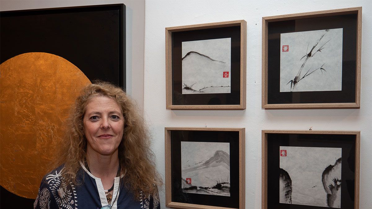 La artista Prado de Fata posa junto a algunos de sus cuadros en la Fundación Vela Zanetti. | VICENTE GARCÍA