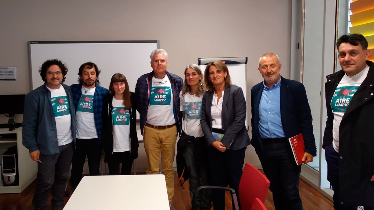 Ribera, junto a activistas de Bierzo Aire Limpio y el director de Ciuden Arsenio Terrón. | L.N.C