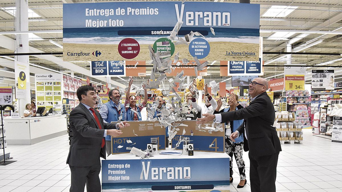 Carlos Rebollar y Francisco José Carabias con personal de Carrefour en el sorteo de este martes. | SAÚL ARÉN
