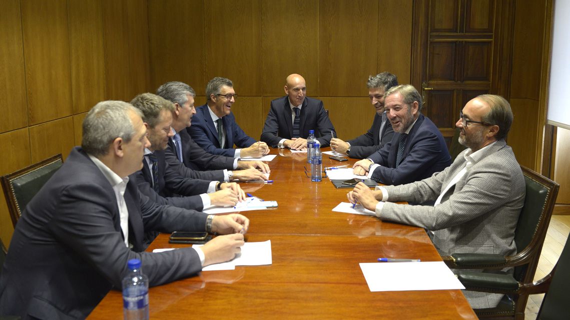 Un instante de la reunión del alcalde con los representantes empresariales. | MAURICIO PEÑA