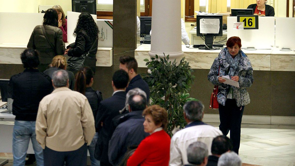 Colas en una ventanilla de la Agencia Tributaria. | ICAL Colas en una ventanilla de la Agencia Tributaria. | ICAL