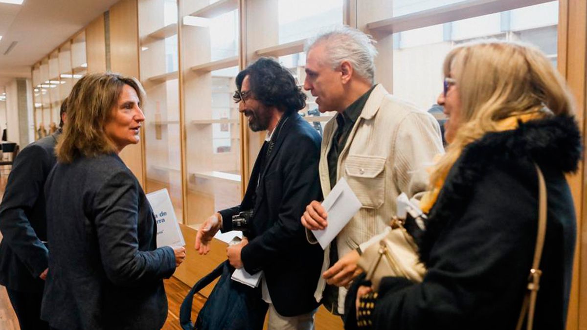 La ministra recogió la misiva entregada por Podemos.