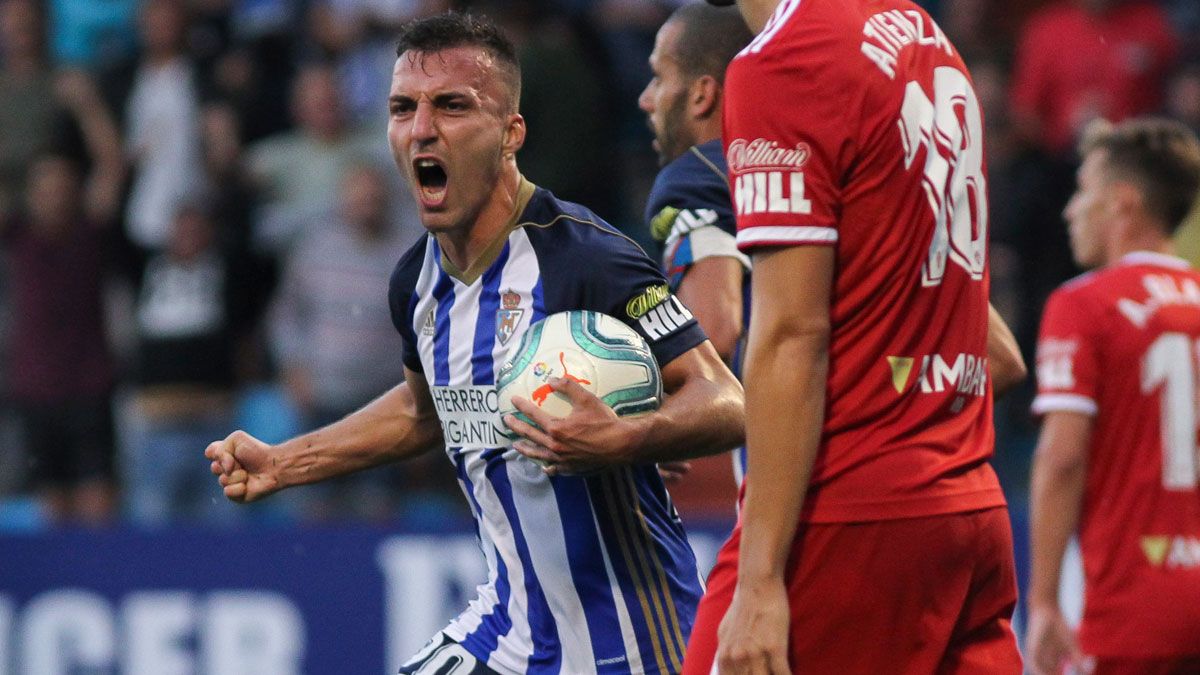 Pablo celebra un gol durante un encuentro de esta temporada. | IRINA R.H.