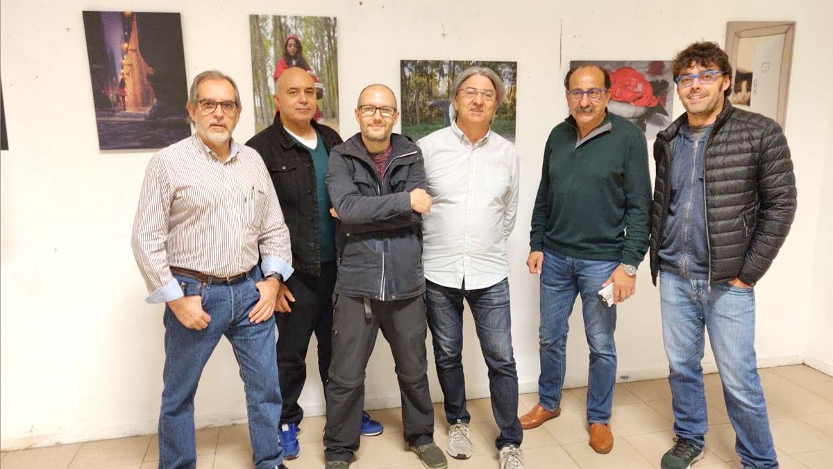 David Santa Olalla, Carlos Nestar, Jesús López, Eusebio Aláiz, Andrés López y Gonzalo Hervás, componentes del colectivo Diafragma que exponen en el colegio Maristas San José.