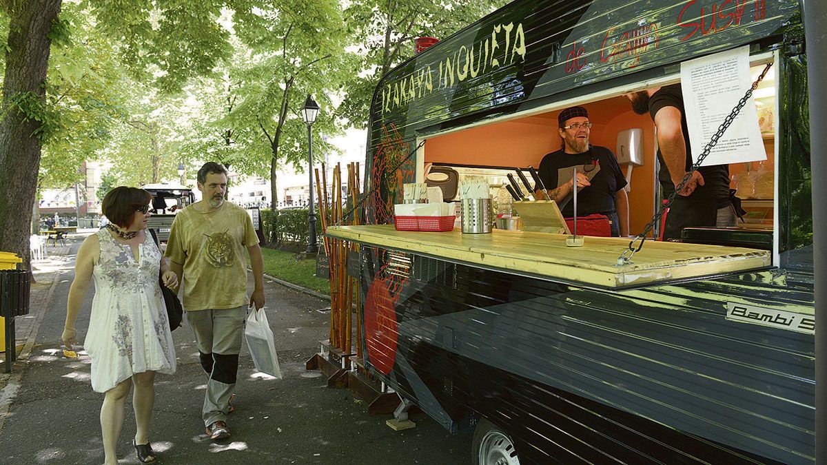 El 'Come y calle' del parque de San Francisco fue una de las nuevas actividades programadas este año en las fiestas. | MAURICIO PEÑA