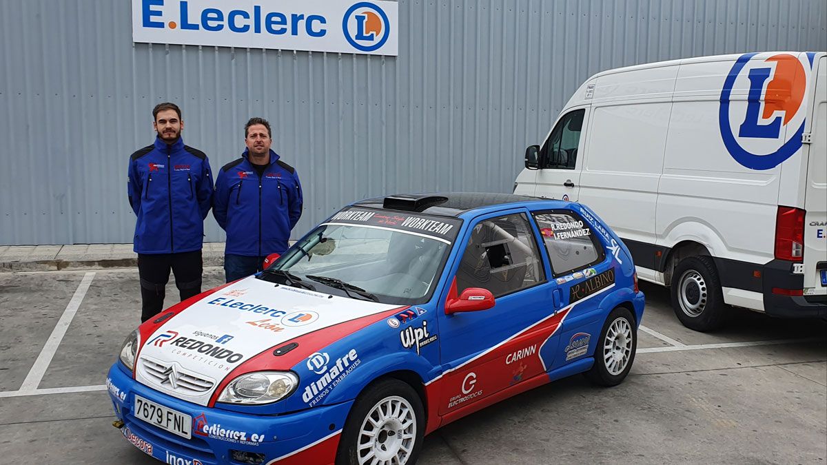 Rubén Redondo e Iván Fernández, en E.Leclerc con su coche. | L.N.C.