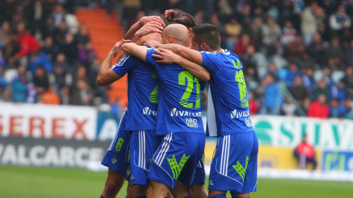 La Deportiva hace piña tras un gol en El Toralín. | CÉSAR SÁNCHEZ