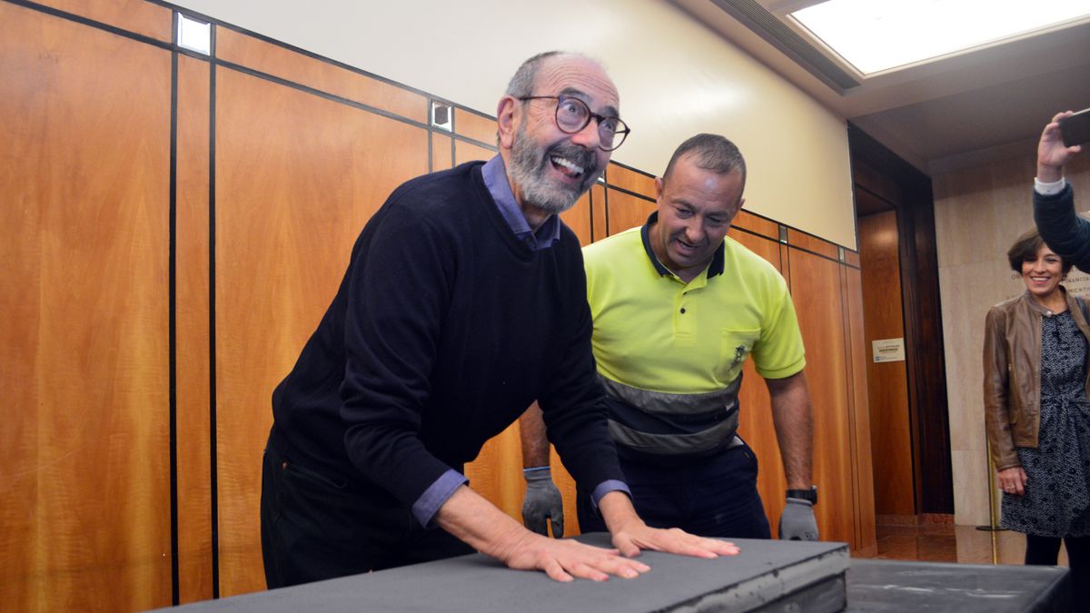 Miguel Rellán plasmando las huellas de sus manos en la baldosa que se colocará ante el teatro. | D.M.