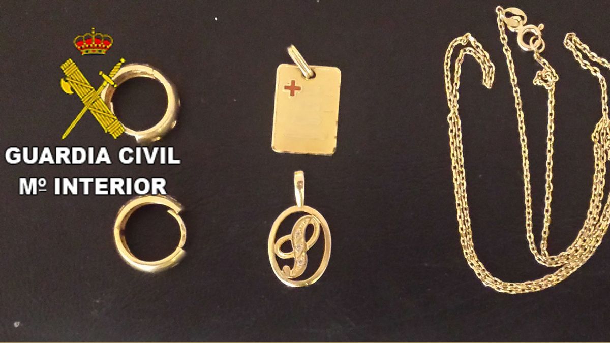 Joyas recuperadas que habían sido robadas en un domicilio. | GUARDIA CIVIL Joyas recuperadas que habían sido robadas en un domicilio. | GUARDIA CIVIL