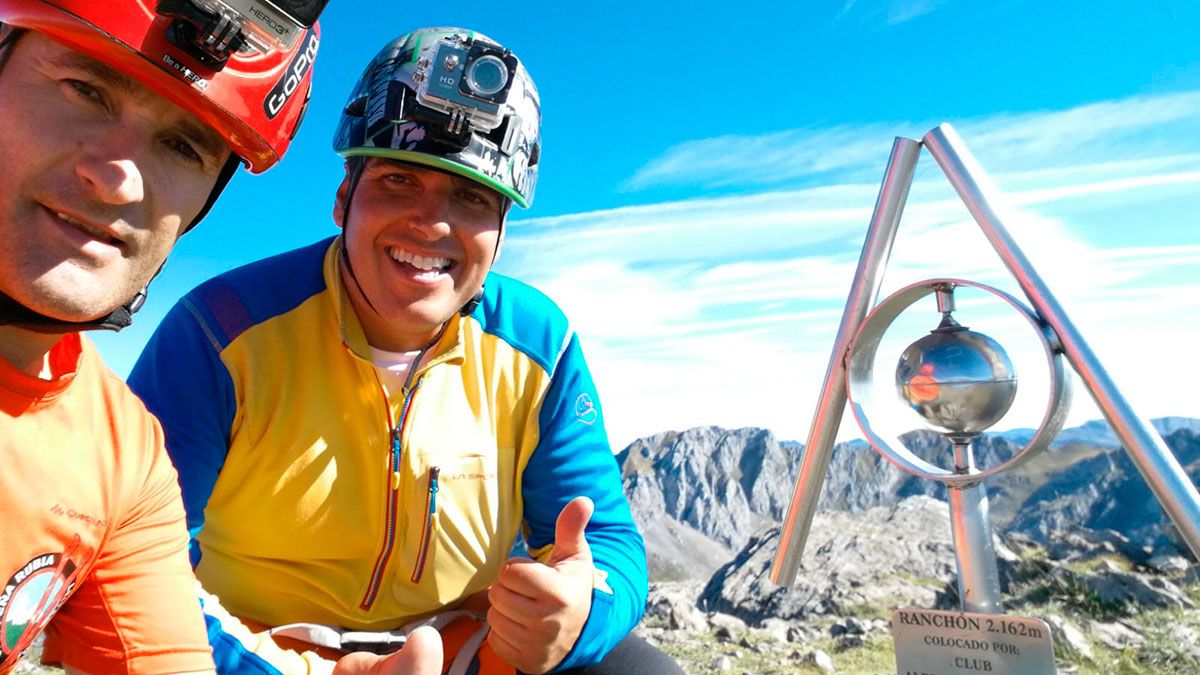 Instante en el que los dos montañeros logran hacer cumbre en el pico Ranchón. | L.N.C.
