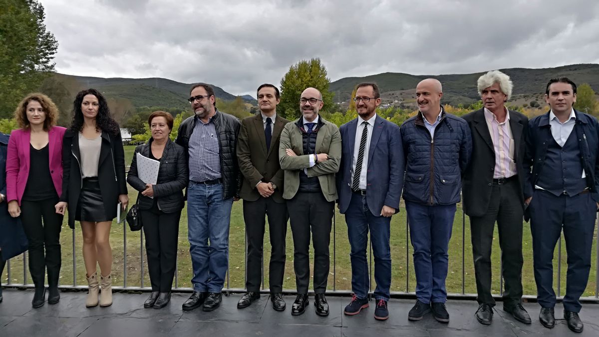 Foto de familia de los integrantes de la reunión en Carucedo. | M.I.