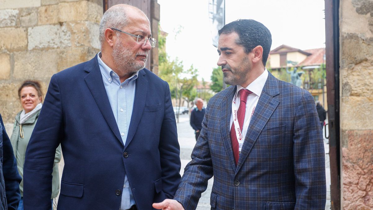 Francisco Igea y Ángel Luis González, presidente de Conacee, en el evento de este viernes. | ICAL