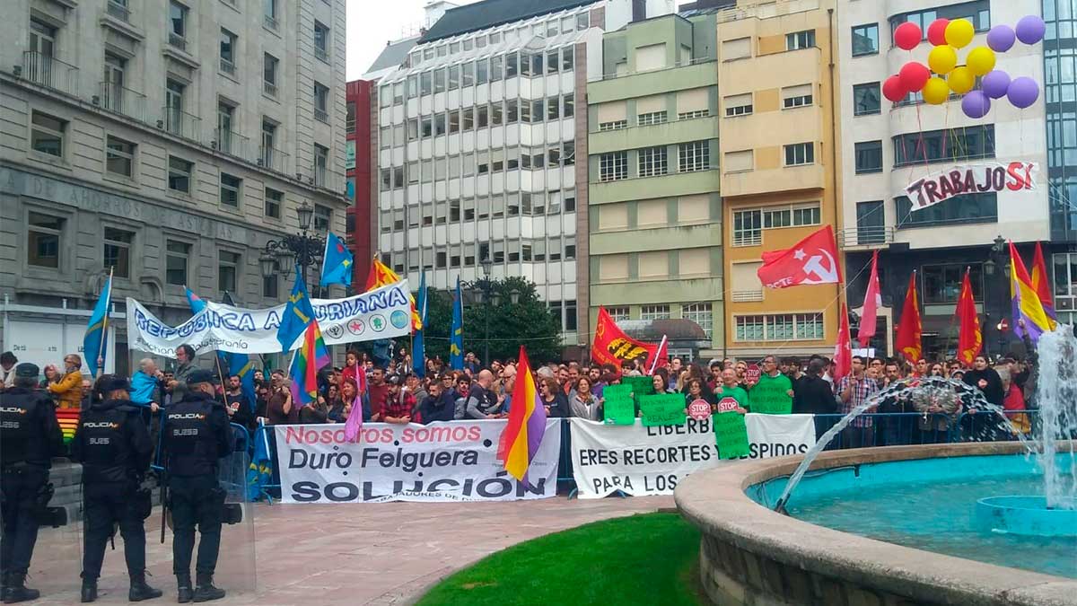 Manifestantes protestando a la llegada de los reyes al Teatro Campoamor de Oviedo. | L.N.C.