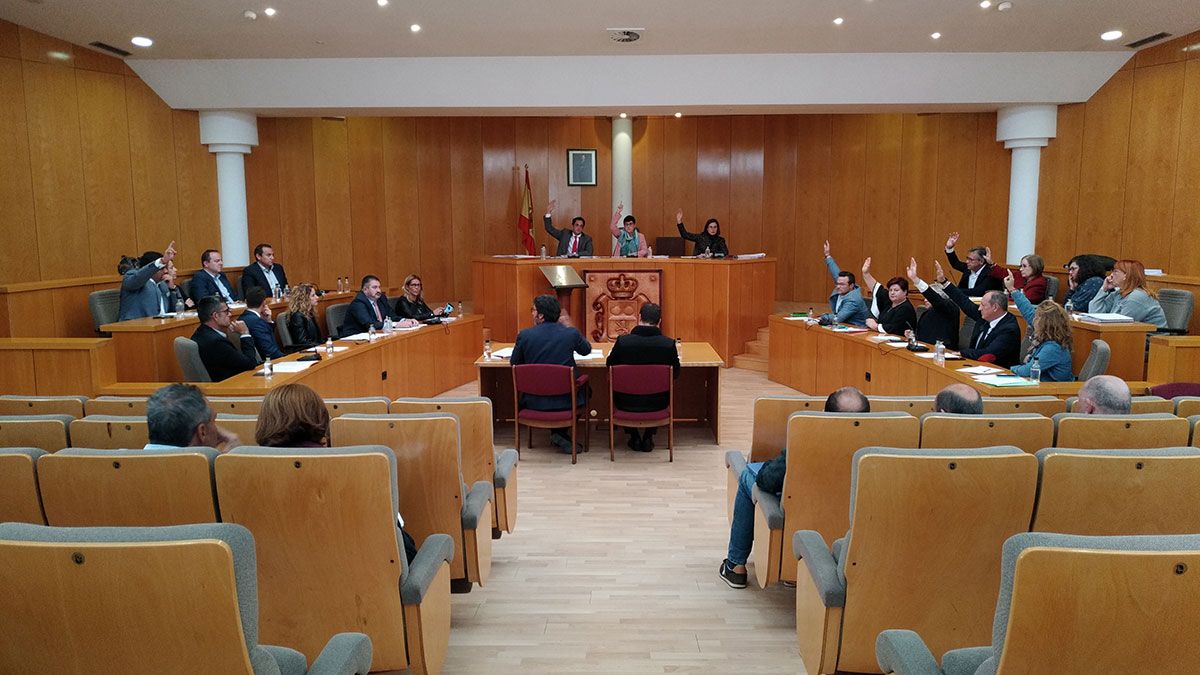 El momento del pleno en el que PSOE, UPL y VOX votaban a favor de las medidas financieras. | L.N.C.