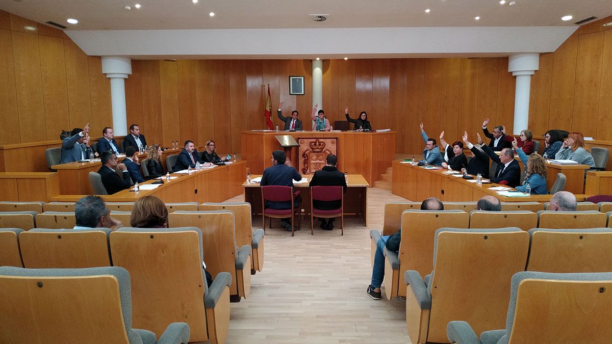 El momento del pleno en el que PSOE, UPL y VOX votaban a favor de las medidas financieras. | L.N.C. El momento del pleno en el que PSOE, UPL y VOX votaban a favor de las medidas financieras. | L.N.C.