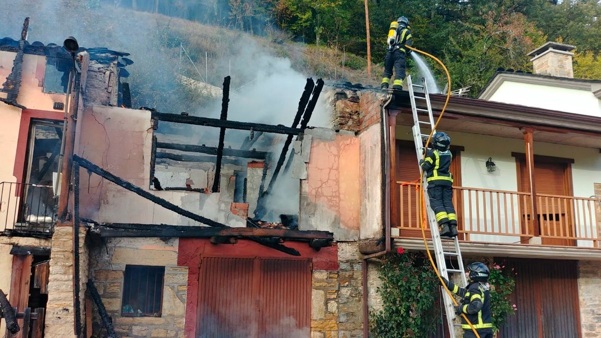 Imagen de la actuación de los bomberos en el inmueble siniestrado.