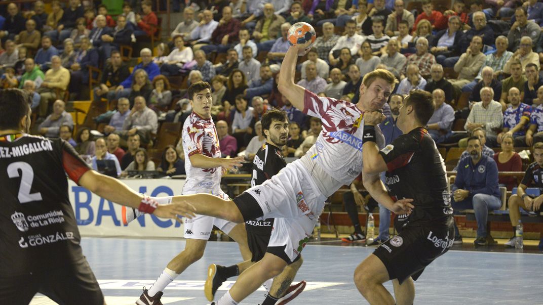 Lucin intenta superar el agarrón del defensor de La Rioja para lanzar a portería. | MAURICIO PEÑA