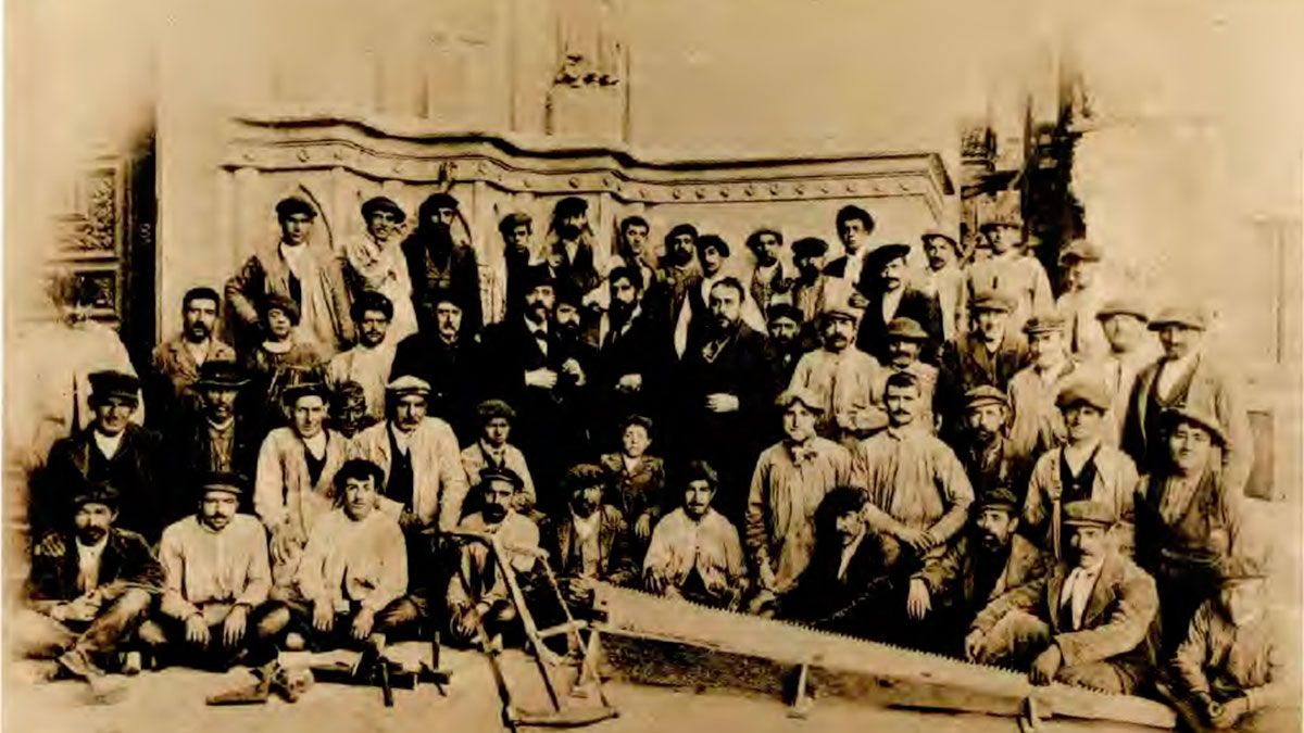 Taller de restauración de la Catedral de León, con los arquitectos .1 Juan Bautista Lázaro, Juan Crisóstomo Torbado, y el jefe de taller Clemente Bolinaga (en el centro) y los operarios de los distintos oficios artísticos. Cortesía de Ignacio González-V.