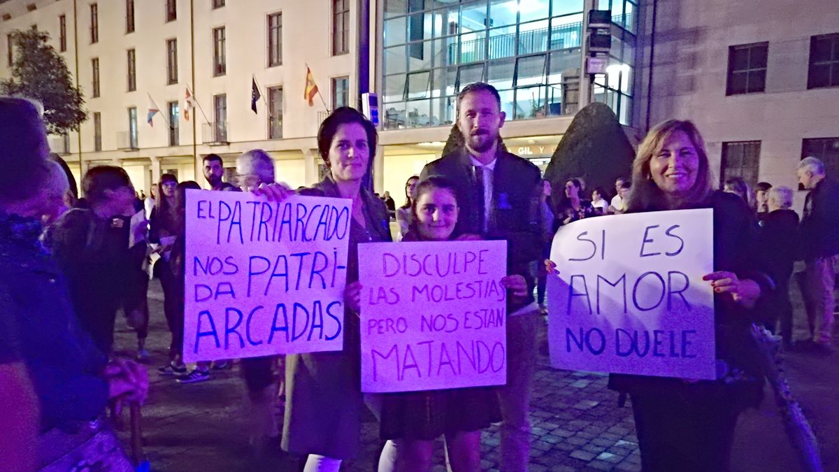 Manifestantes por la igualdad, en la plaza del Ayuntamiento de Ponferrada. | L.N.C