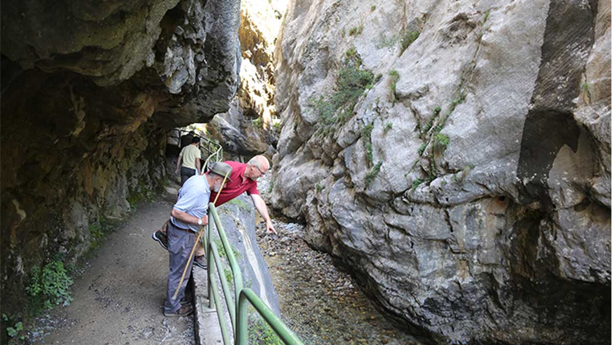 En la fotografía , imagen de archivo de la ruta del Cares, el itinerario más visitado en el Parque Nacional de los Picos de Europa. | ICAL