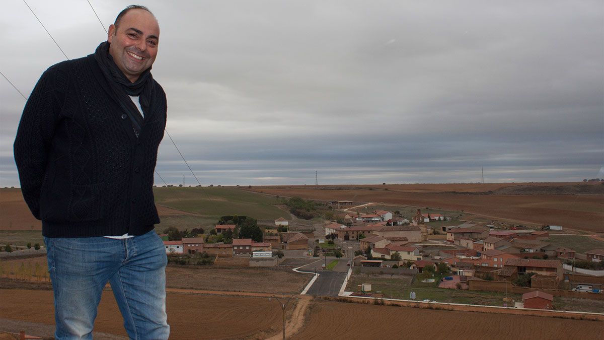 Ricardo Pellitero es alcalde del municipio de Villabraz que incluye el pueblo de Fáfilas, al fondo de la imagen. | T.G.