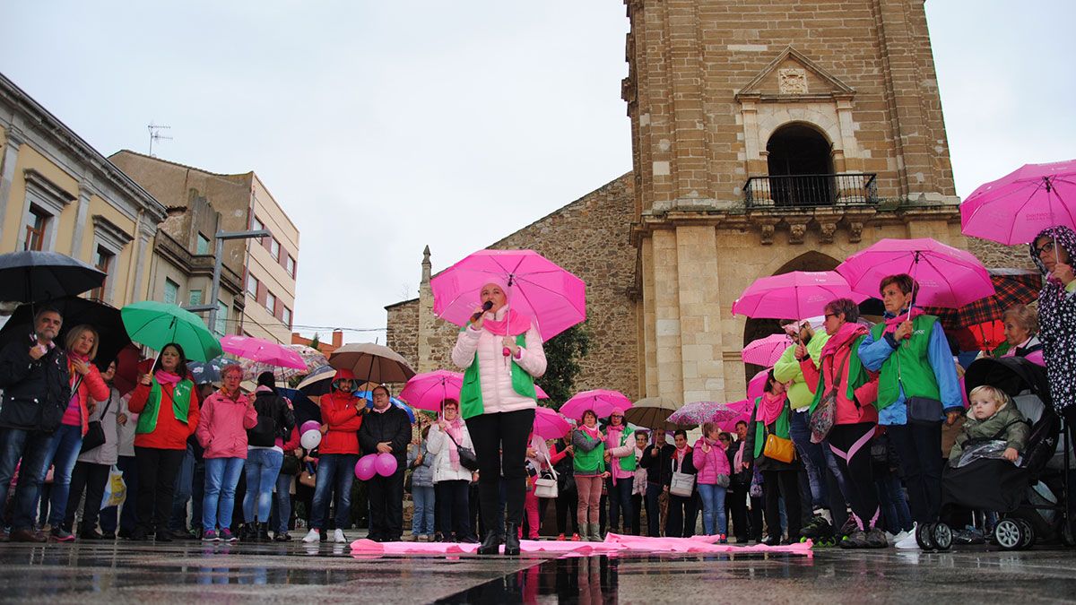 La presidenta de la Junta Local de la AECC, Mari Trini del Canto, se dirigió a los asistentes después de colocar el lazo rosa en la Plaza Mayor. | ABAJO La presidenta de la Junta Local de la AECC, Mari Trini del Canto, se dirigió a los asistentes después de colocar el lazo rosa en la Plaza Mayor. | ABAJO