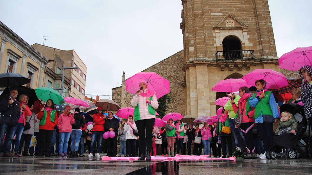 La presidenta de la Junta Local de la AECC, Mari Trini del Canto, se dirigió a los asistentes después de colocar el lazo rosa en la Plaza Mayor. | ABAJO