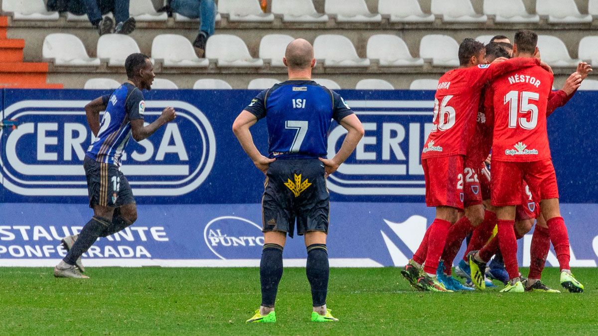 Isi y Yac se lamentan tras el gol del Numancia. | MARIO DE LA TORRE (DLA PHOTOGRAPHY)