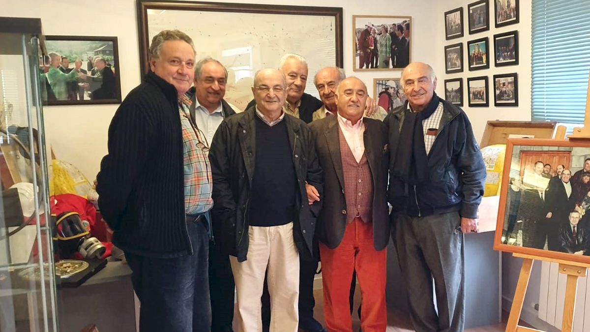 Lamelas Viloria,a la derecha, junto a Manuel Lesmes, presidente de La Nueva Crónica, y componentes de la brigada, en el Museo Cultura Minera de Torre.| L.N.C