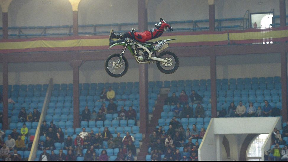 Una de las acrobacias llevadas a cabo en el show. | MAURICIO PEÑA Una de las acrobacias llevadas a cabo en el show. | MAURICIO PEÑA