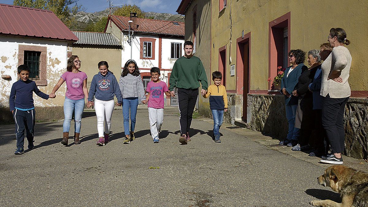 Varias vecinas (y algún perro) esperan la llegada de los niños a Poladura, un momento de fiesta pues llenan las calles de vida y alegría. | MAURICIO PEÑA