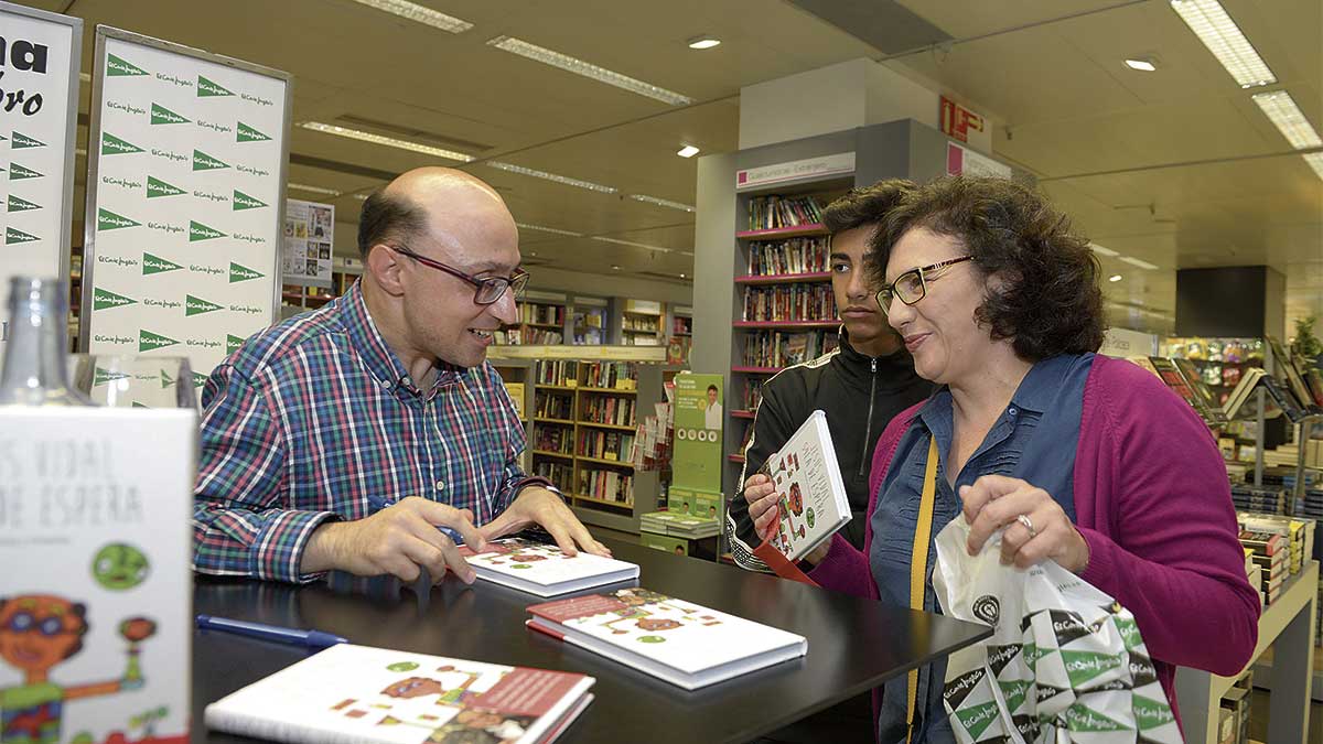 El actor y escritor leonés Jesús Vidal, en un momento de la firma de ejemplares de su libro. | MAURICIO PEÑA