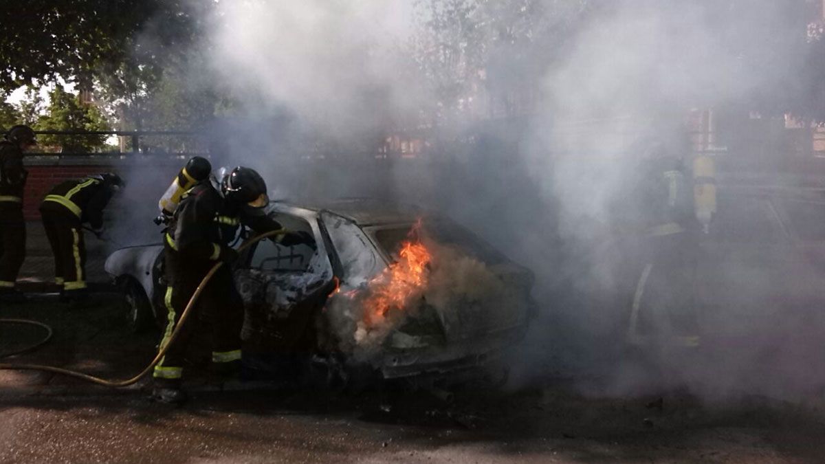 Las llamas arrasaron por completo los dos vehículos. | BOMBEROS DE LEÓN