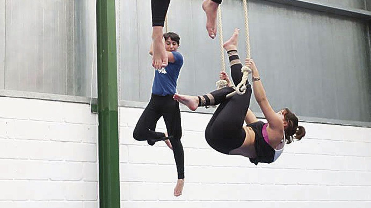 En La Pequeña Nave, escuela de circo de León, se enseñan diversas técnicas circenses para todas las edades.