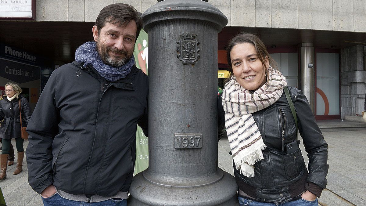 La candidata de Unidas Podemos por León, Ana Marcello, con Rafael Mayoral. | MAURICIO PEÑA