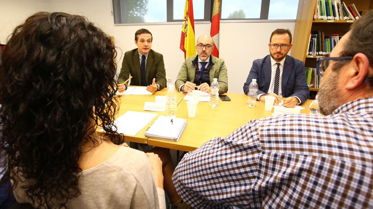 Reunión del consejero con los agentes de Médulas en la Casa del Parque de Carucedo. | ICAL