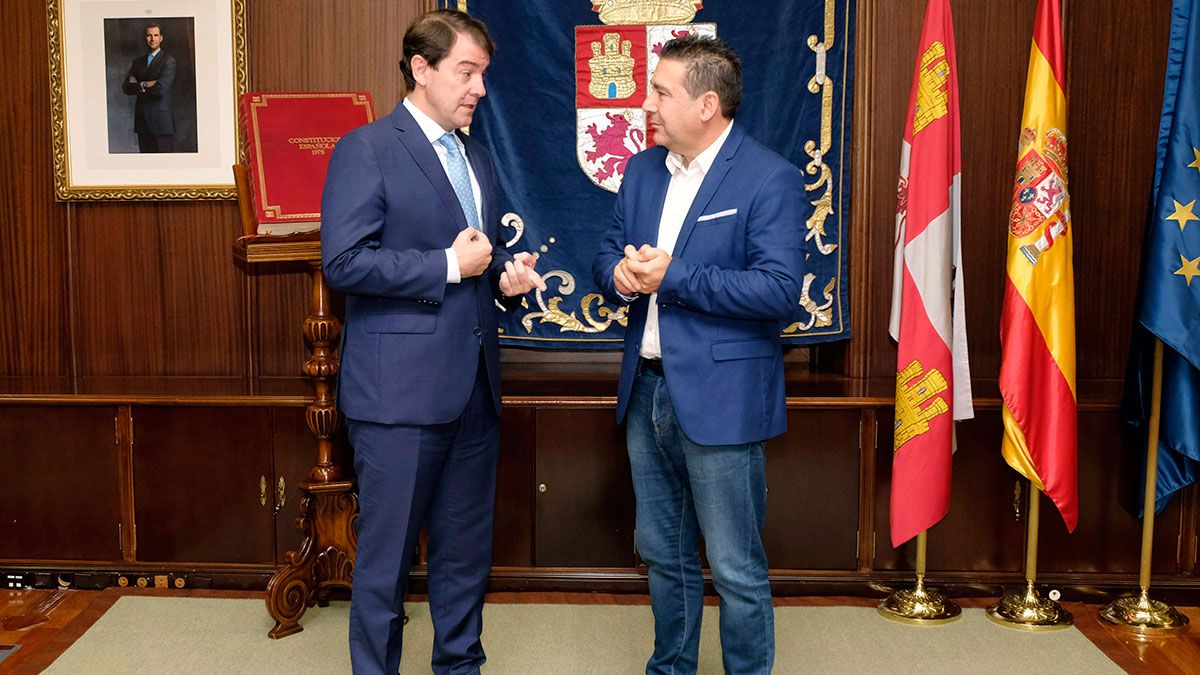 El presidente de la Junta, Alfonso Fernández Mañueco, se reúne con el procurador de la UPL en las Cortes, Luis Mariano Santos. | ICAL